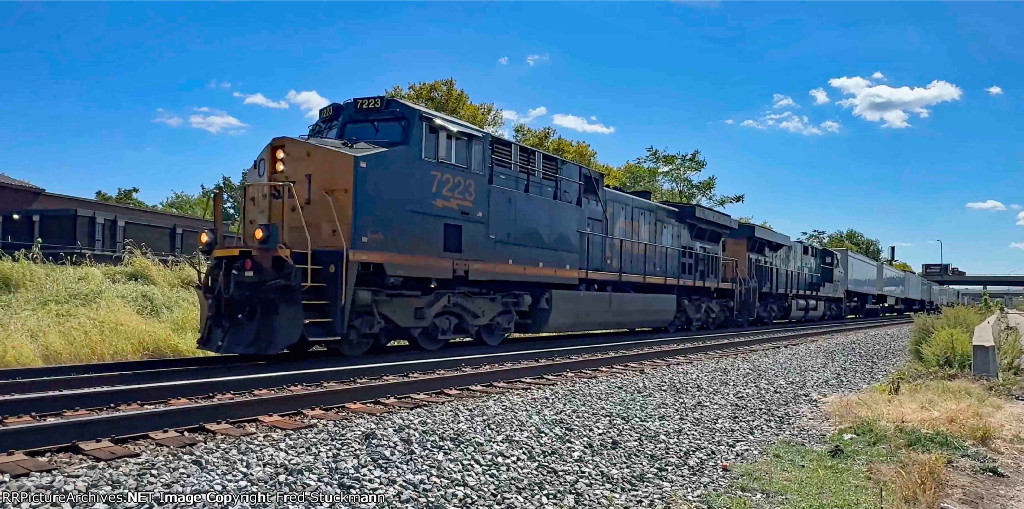 CSX 7223 leads I018.